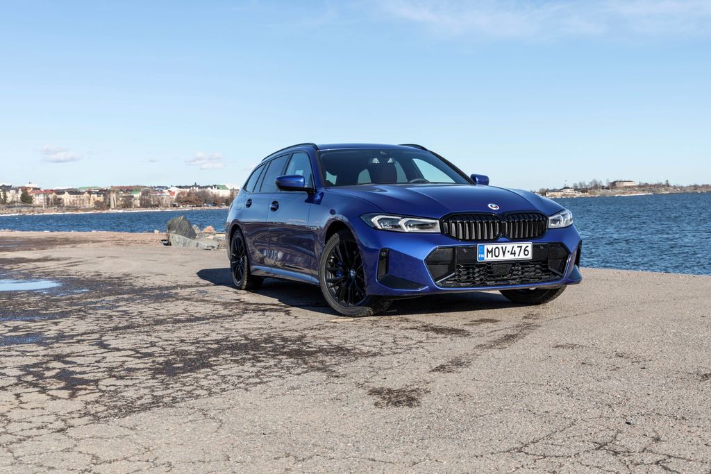 Koeajossa Bmw E Xdrive Touring M Sport Urheiluhumua Auto Bild Suomi