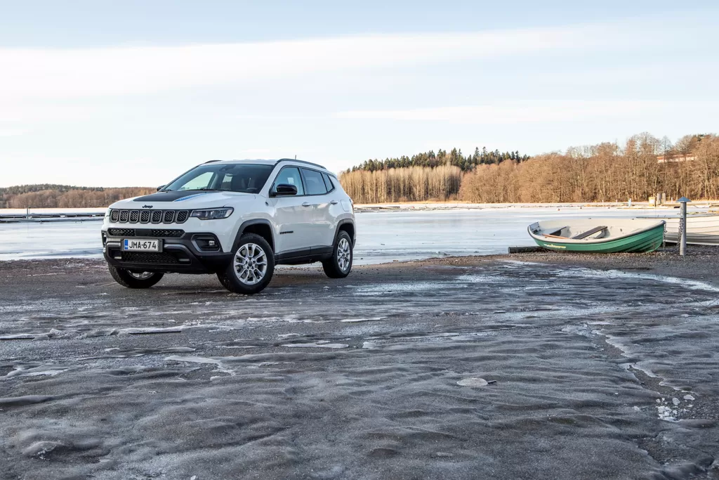 Koeajossa Jeep Compass PHEV 4xe 240 hv Trailhawk: Haukkana kadulla ...