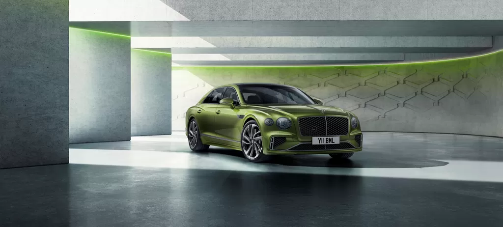 Bentley Flying Spur -sedanissa on aktiivijousitus, nelipyöräohjaus, takana diffuusorilevy, sekä 22-tuumaiset vanteet. 